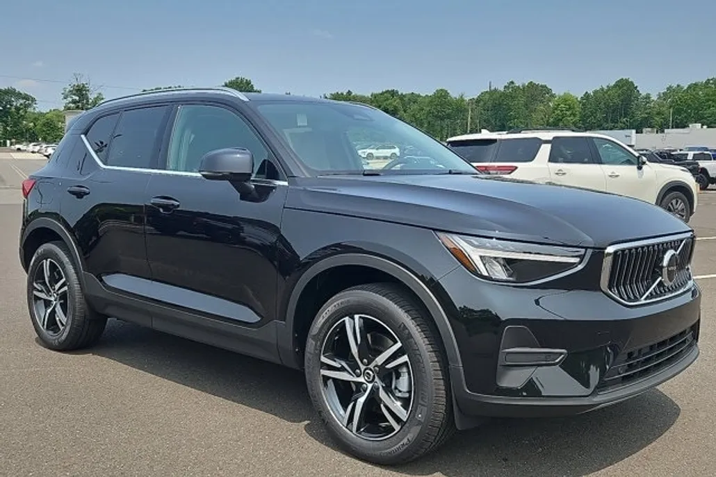 2025 Volvo XC40 Core photo 1