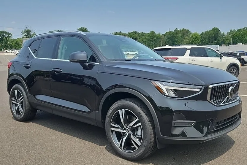 2025 Volvo XC40 Core photo 1