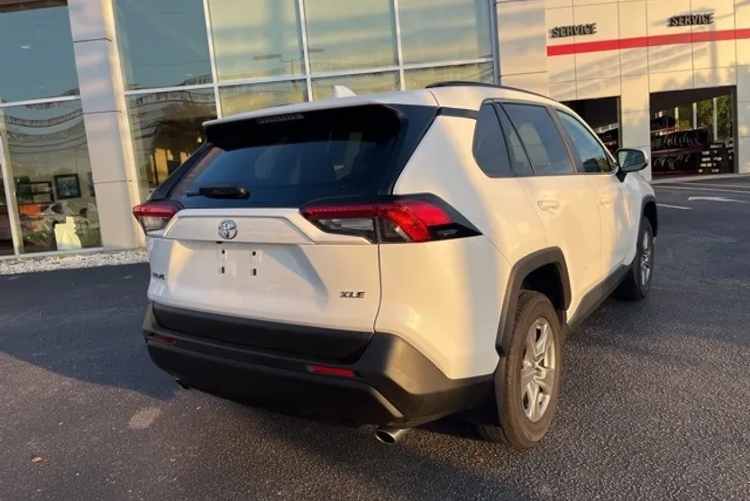 2024 Toyota RAV4 XLE photo 1