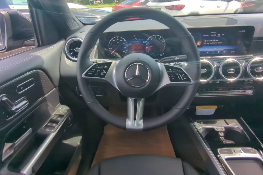2026 Mercedes Benz GLB 250 4MATIC photo 1