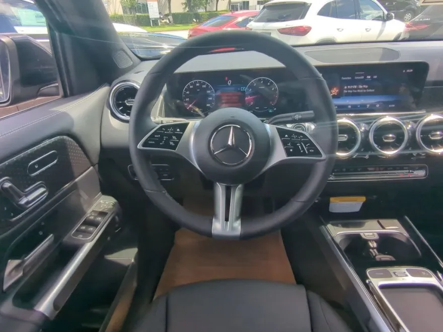 2026 Mercedes Benz GLB 250 4MATIC photo 1