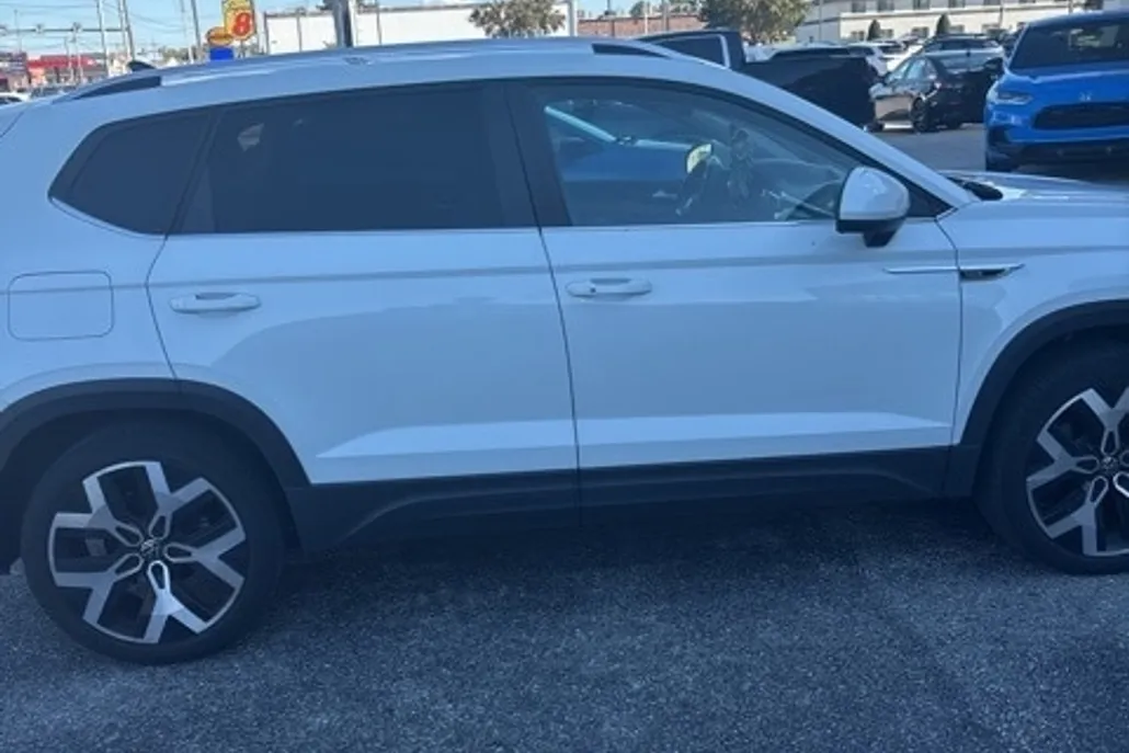 2022 Volkswagen Taos SEL photo 1