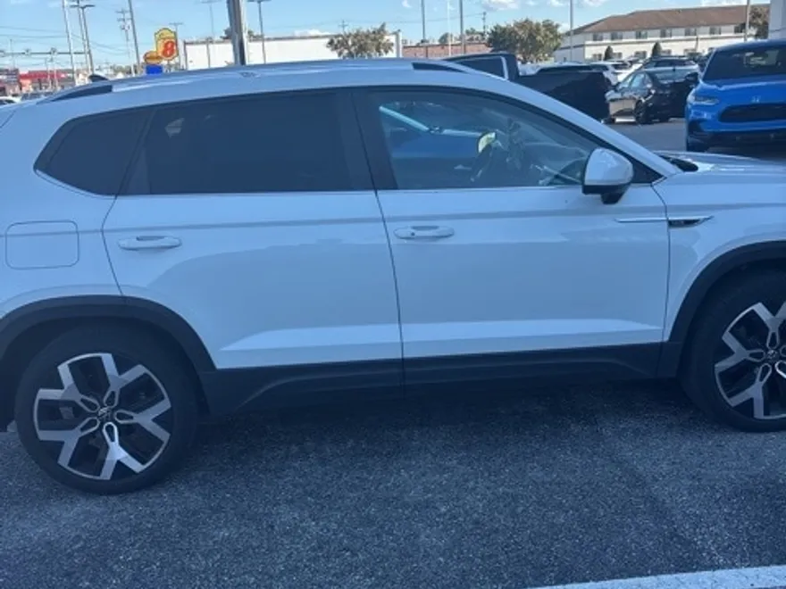 2022 Volkswagen Taos SEL photo 1