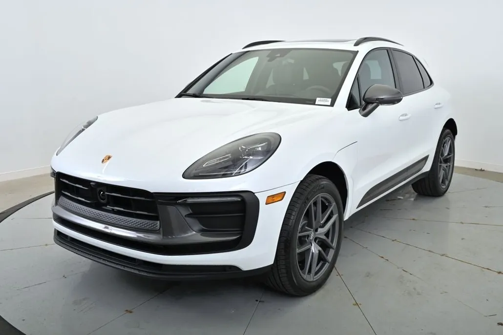 2025 Porsche Macan Base photo 1