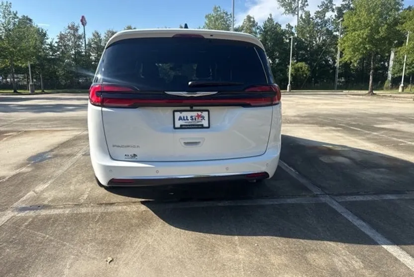2026 Chrysler Pacifica photo 1