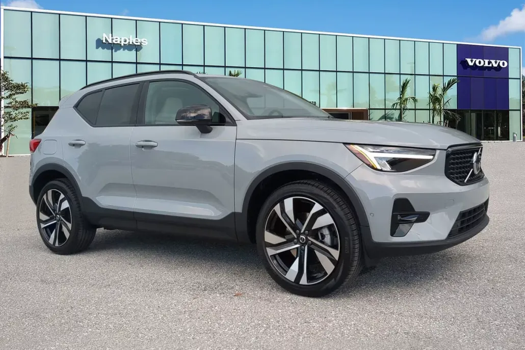 2026 Volvo XC40 Plus photo 1