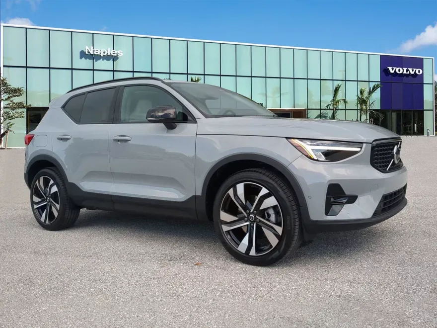 2026 Volvo XC40 Plus photo 1