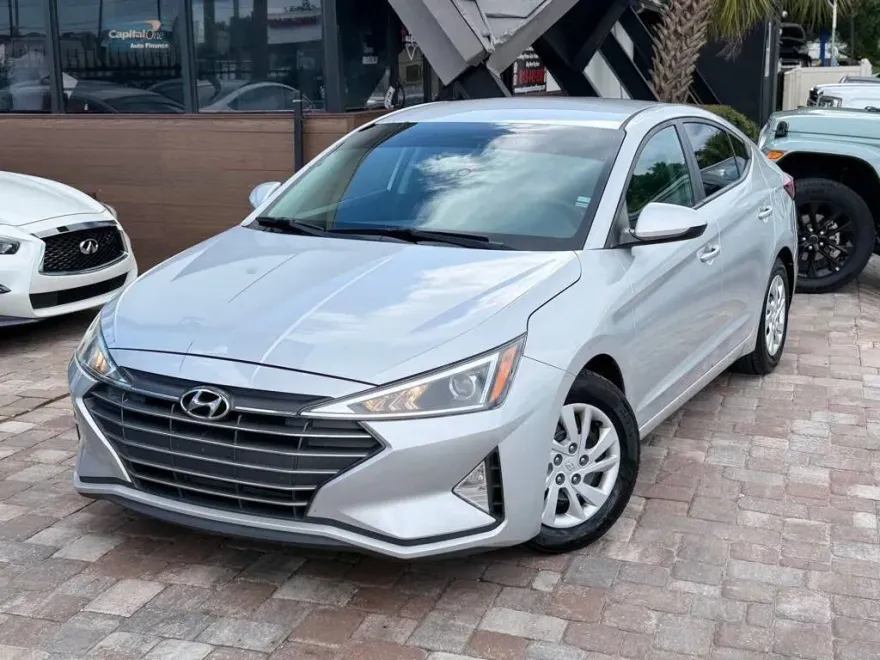 2019 Hyundai Elantra SE photo 1