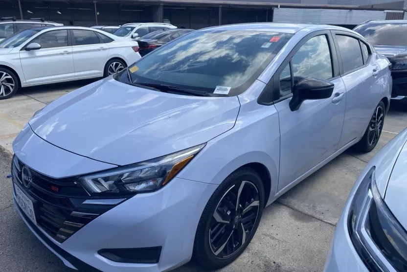 2023 Nissan Versa 1.6 SR photo 1