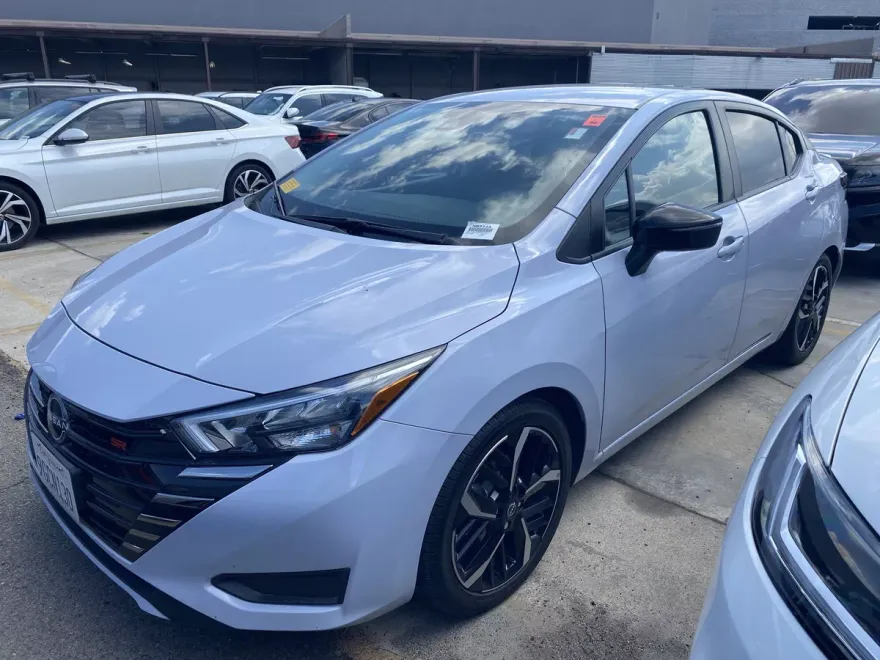 2023 Nissan Versa 1.6 SR photo 1