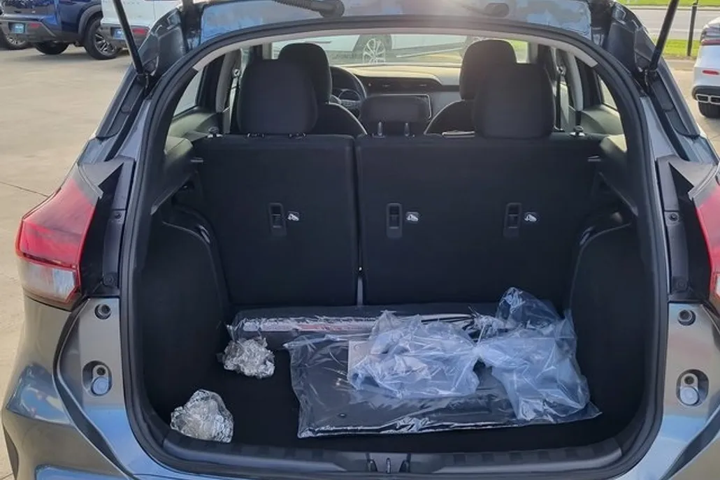 2025 Nissan Kicks Play S photo 1