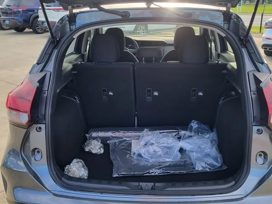 2025 Nissan Kicks Play S photo 1