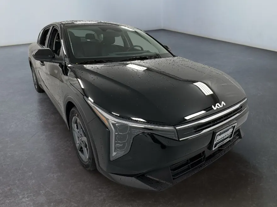 2025 Kia K4 LXS photo 1