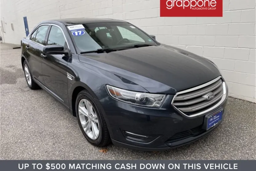 2017 Ford Taurus SEL photo 1