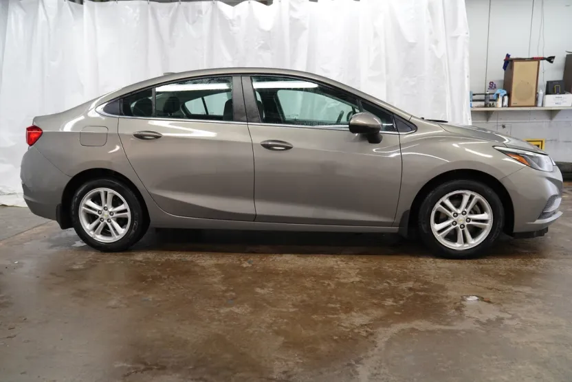 2018 Chevrolet Cruze LT photo 1