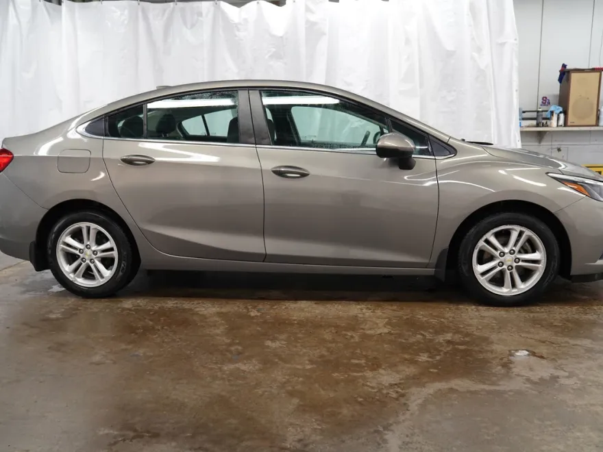 2018 Chevrolet Cruze LT photo 1