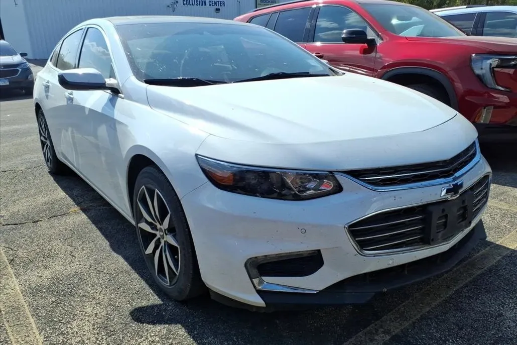 2017 Chevrolet Malibu 1LT photo 1