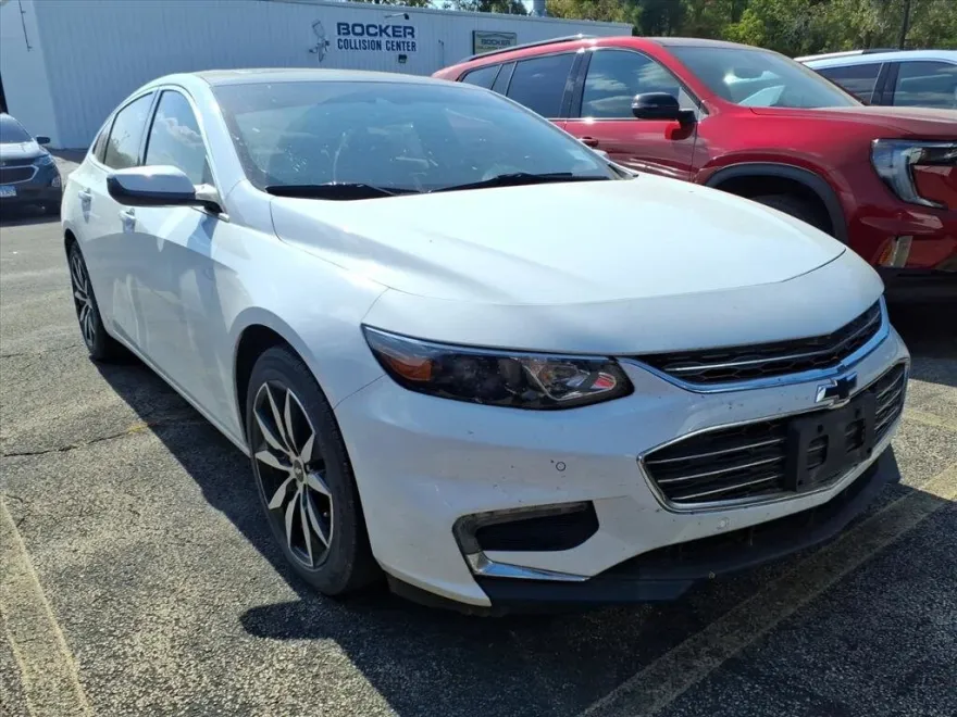 2017 Chevrolet Malibu 1LT photo 1
