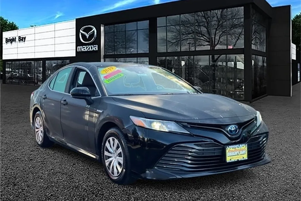 2019 Toyota Camry Hybrid LE photo 1