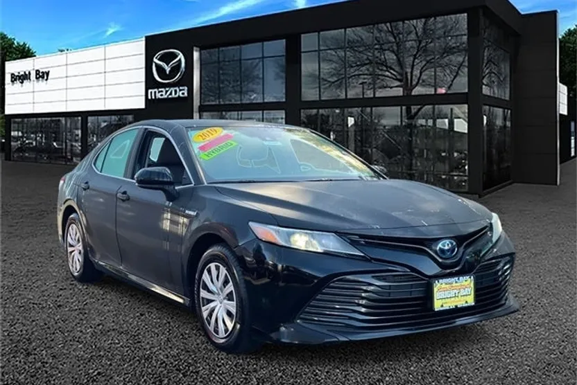 2019 Toyota Camry Hybrid LE photo 1
