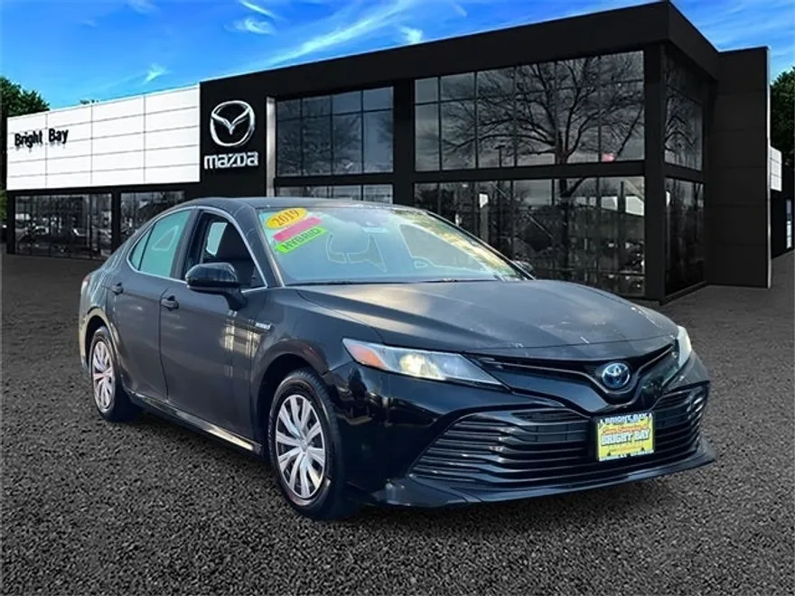 2019 Toyota Camry Hybrid LE photo 1