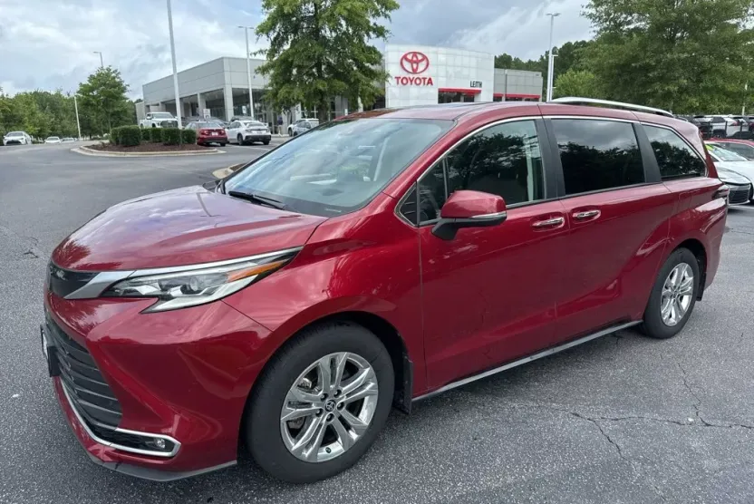 2023 Toyota Sienna Platinum photo 1