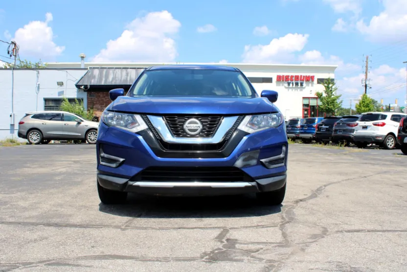 2018 Nissan Rogue SV photo 1