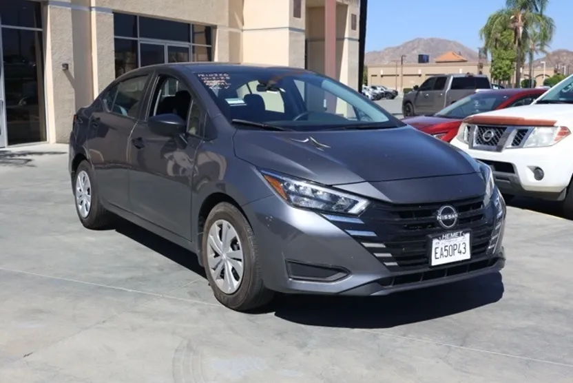2025 Nissan Versa 1.6 S photo 1