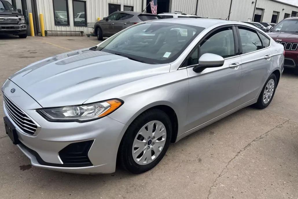 2019 Ford Fusion S photo 1