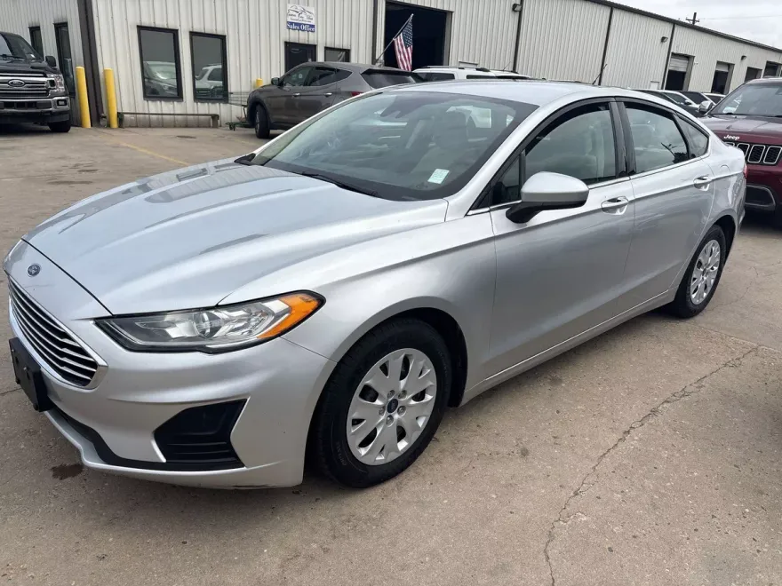 2019 Ford Fusion S photo 1