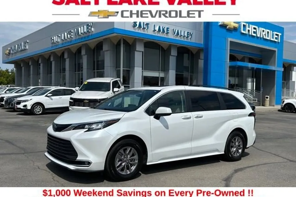 2023 Toyota Sienna XLE photo 1