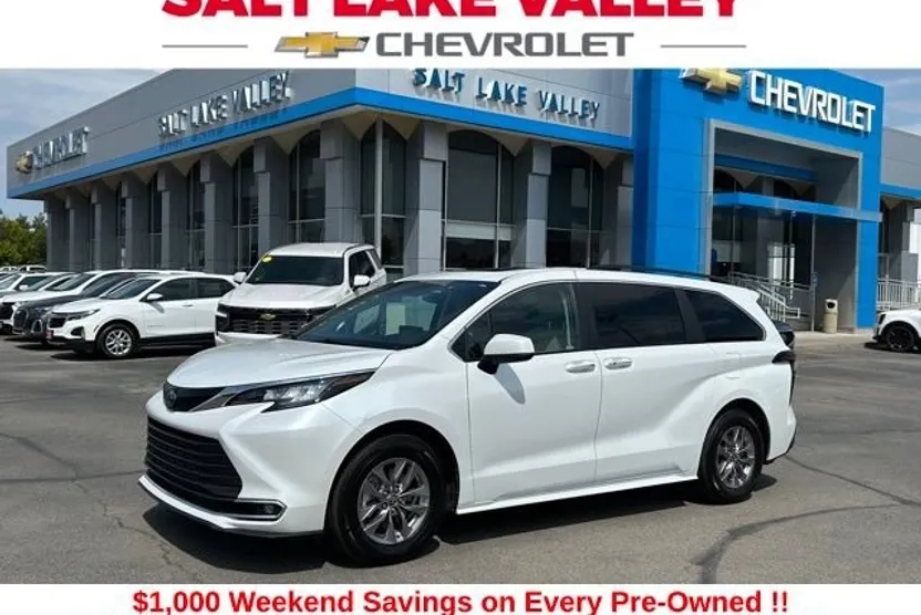 2023 Toyota Sienna XLE photo 1