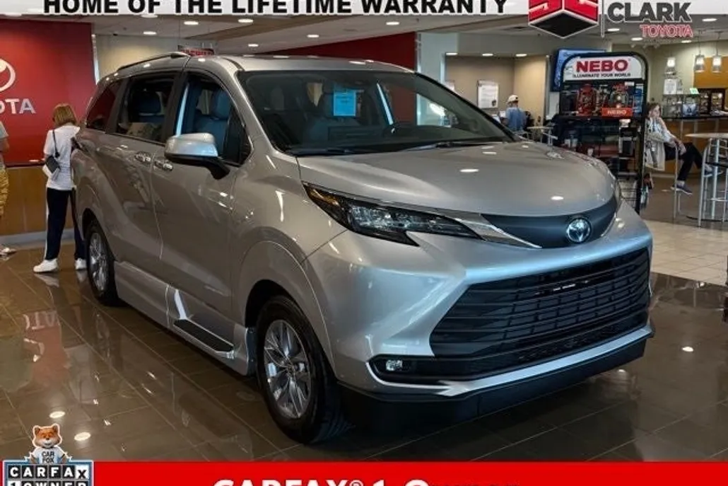 2025 Toyota Sienna XLE photo 1