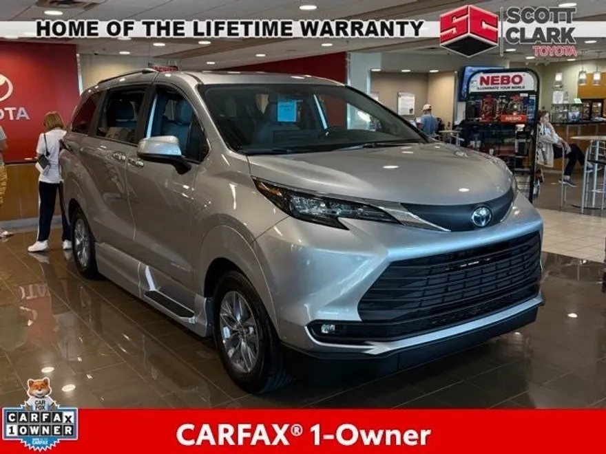 2025 Toyota Sienna XLE photo 1