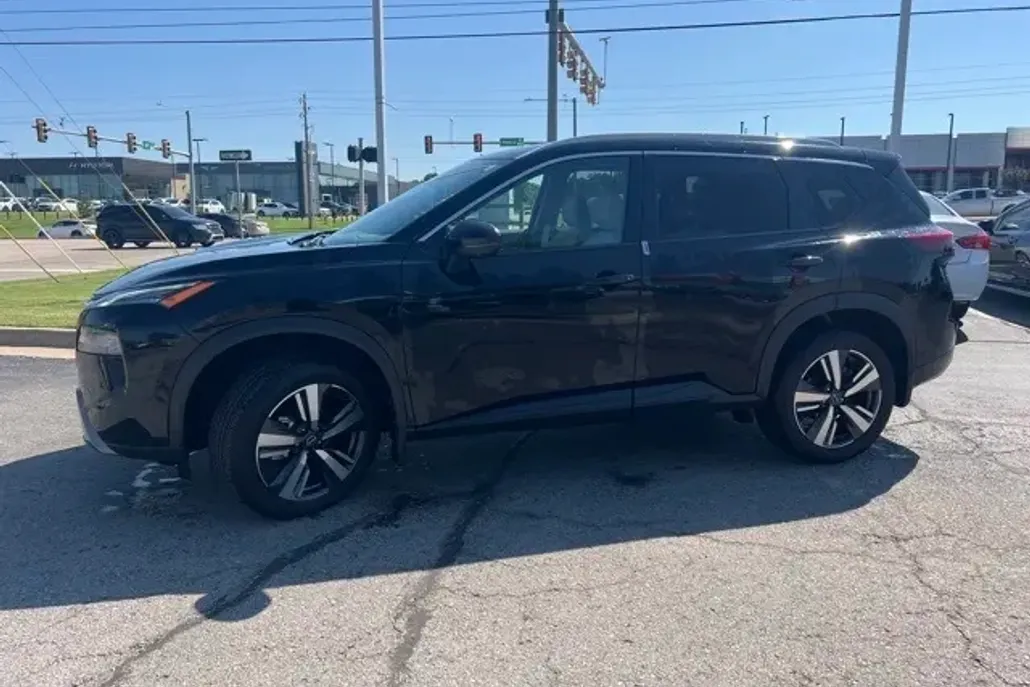 2024 Nissan Rogue SL photo 1