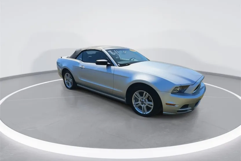 2013 Ford Mustang V6 Convertible photo 1