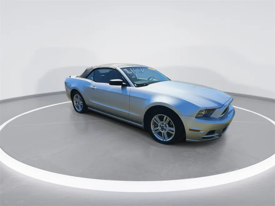 2013 Ford Mustang V6 Convertible photo 1