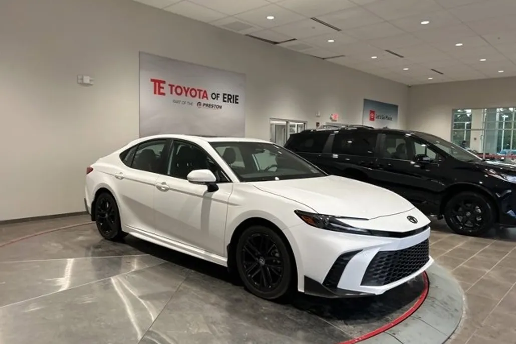 2025 Toyota Camry SE photo 1