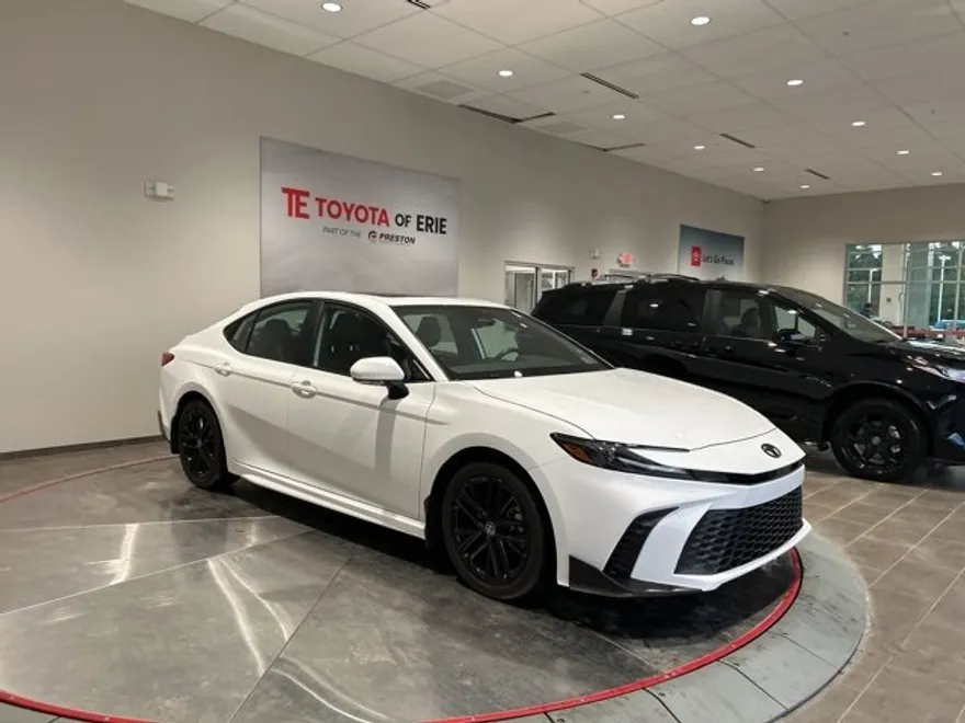 2025 Toyota Camry SE photo 1
