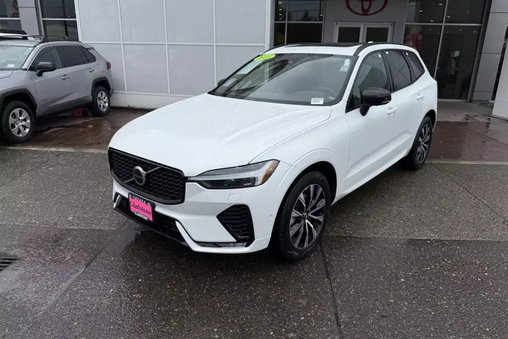 2023 Volvo XC60 Plus photo 1