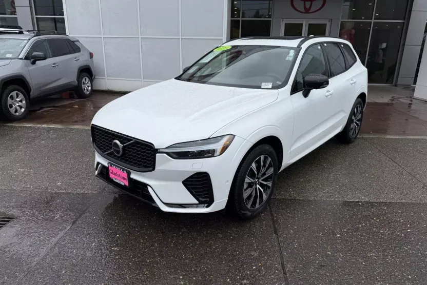 2023 Volvo XC60 Plus photo 1