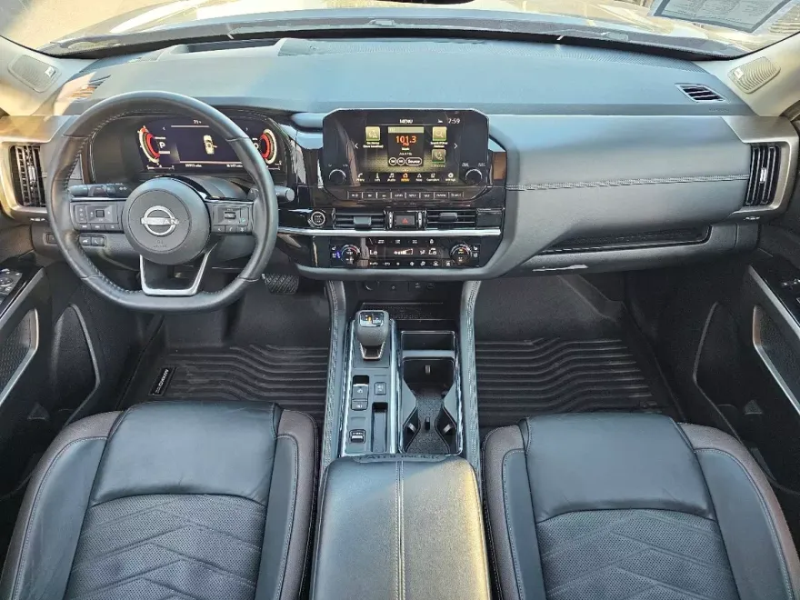 2022 Nissan Pathfinder Platinum photo 1