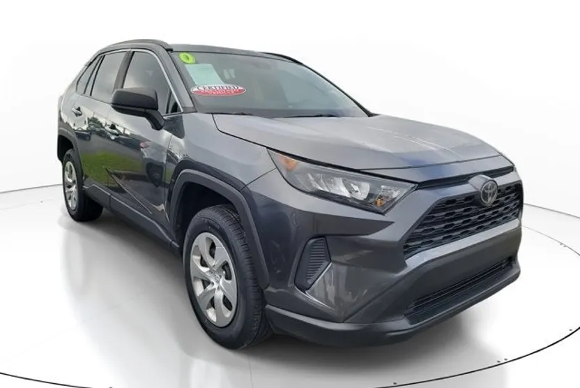 2020 Toyota RAV4 LE photo 1