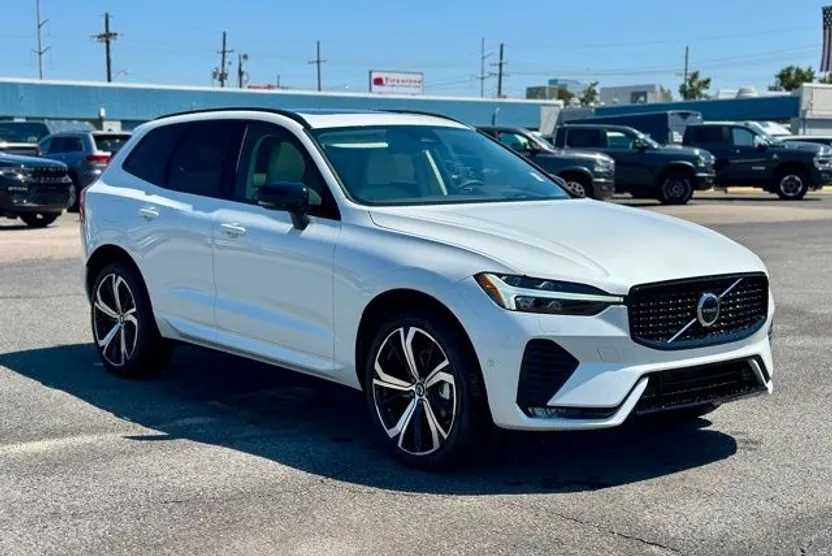 2025 Volvo XC60 B5 photo 1