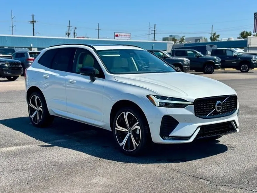 2025 Volvo XC60 B5 photo 1