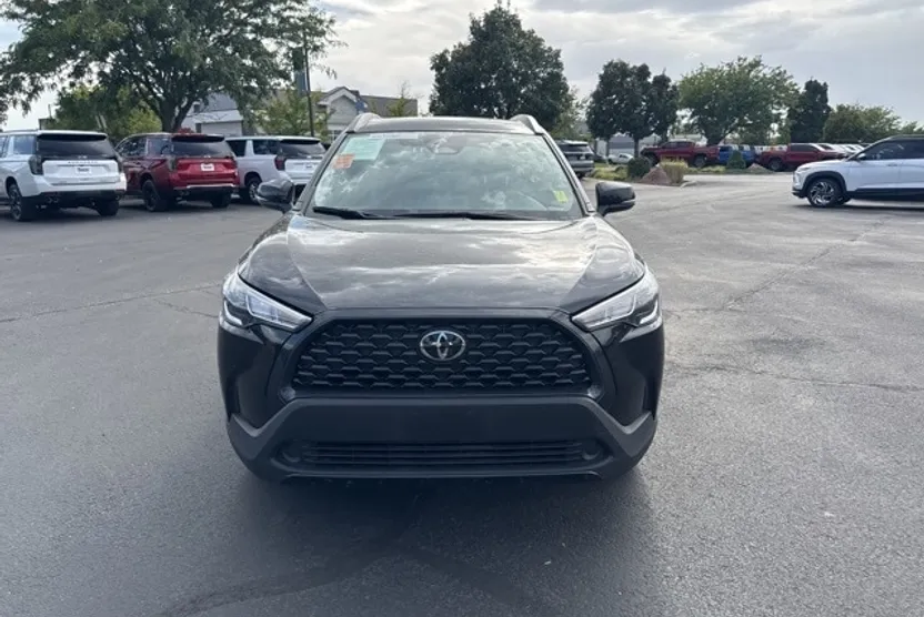 2024 Toyota Corolla Cross LE photo 1