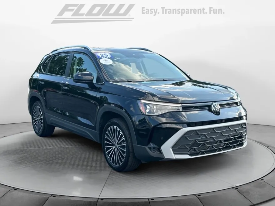 2025 Volkswagen Taos SE photo 1