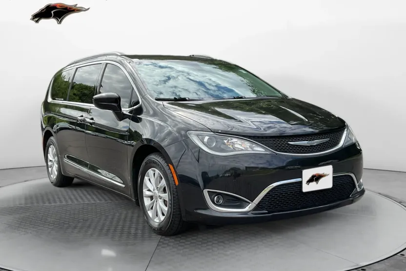 2017 Chrysler Pacifica Touring L photo 1