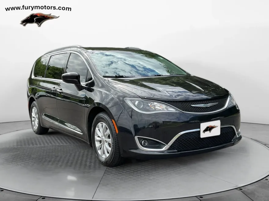 2017 Chrysler Pacifica Touring L photo 1