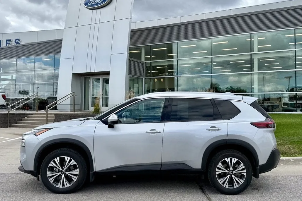 2021 Nissan Rogue SV photo 1